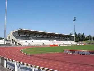 Tribune honneur du stade Maurice-Boyau.
