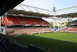 Vue sur un tribune, situé derrière un but, du Stade du Pays de Charleroi, situé en Belgique.