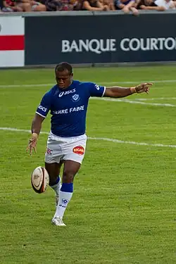 Seremaia Bai lâche le ballon pour un drop kick