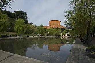 Le jardin et la bibliothèque  municipale.