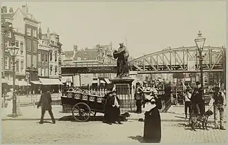 La statue sur le Grotemarkt, au début du XXe&nbsp;siècle.
