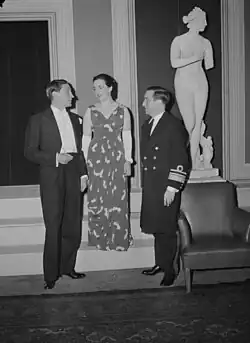 Chanteurs participant à l'opérette Le Pays du sourire de Franz Lehar présentée par les Variétés lyriques au Monument-National en 1945.