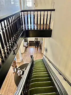 Escaliers (1er étage).