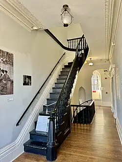 Escaliers (2e étage).