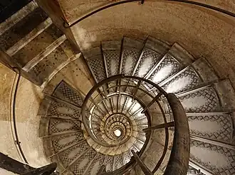 Escalier de 284 marches menant à la terrasse au sommet de l'Arc de Triomphe.