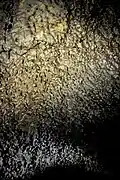 Plafond du tunnel de lave : mini stalactites de roche fondue
