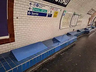 Détail des banquettes sur les quais de la ligne 5.