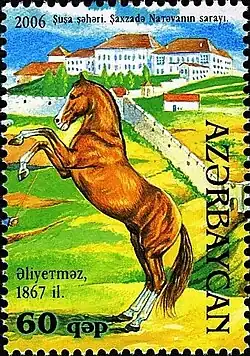 Timbre postal montrant un cheval roux cabré.