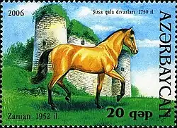Timbre postal représentant un cheval de couleur doré et noire devant un paysage de château.