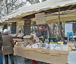 Stand fromages et charcuterie