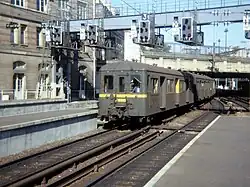 Un élément Standard alimenté par troisième rail entre en gare de Paris-Saint-Lazare sur les voies du groupe II en septembre 1976. La caténaire 25 kV est déjà en place.