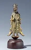 Bodhisattva debout. Bronze doré, H. 15,1&nbsp;cm. Époque des Trois Royaumes, deuxième moitié du 6e siècle. Musée national de Corée