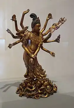 Guanyin debout. Bois doré. Chine. Dynastie Qing, XVIIIe siècle