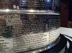 Photo en gros plan des noms des joueurs de l'Avalanche du Colorado gravés sur la Coupe Stanley.
