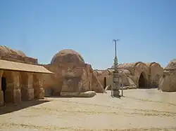 Bâtiments beige dans le désert.