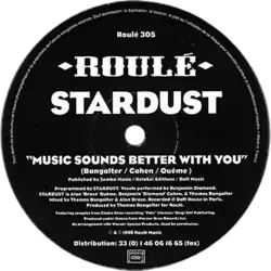 Photo d'un vinyle, avec des inscriptions en blanc.