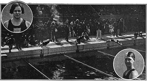 Photographie noir et blanc de nageuses plongeant dans une piscine ; deux médaillons-portraits dans les coins