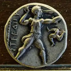 Frondeur debout à droite, triskèle dans le champ à droite. Revers d'un statère d'argent d'Aspendos, Pamphylie.