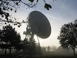 Une autre antenne parabolique dans la brume du matin.
