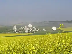 Vue d'ensemble du centre, entouré de champs de colza.