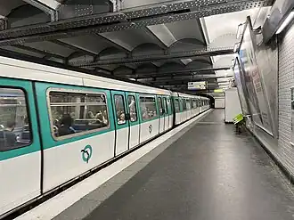 Arrêt d'une rame MF 77 en direction de Pointe du Lac.