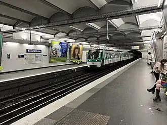 Vue des quais en direction de Pointe du Lac avec l'entrée d'une rame MF 77 pour Balard.