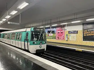 Rame MF 77 entrant en station.