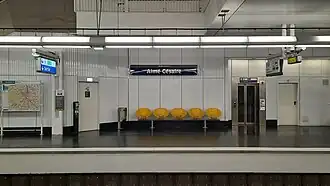 Mobilier sur un quai de la station.