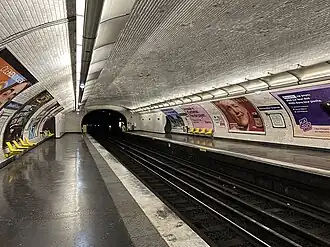 Les quais de la station, vus en direction de Nation.