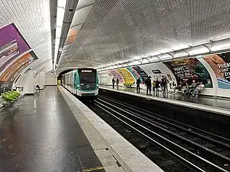 Entrée d'une rame MF 01 en direction de Porte Dauphine.