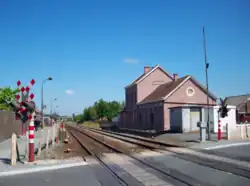 Le bâtiment est désormais à l'écart des voies.