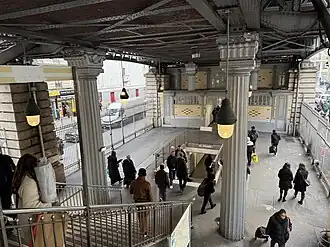 L'espace d'échanges sous la ligne 2, vu vers l'ouest.