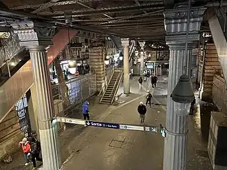 La même salle d'échanges, ici vue de nuit.