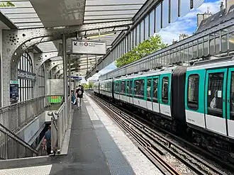 Arrêt d'une rame MF 01 en direction de Nation.