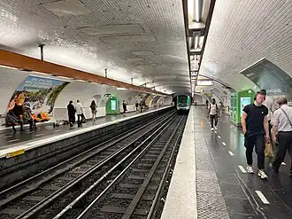 Les quais vus en direction de Porte Dauphine.