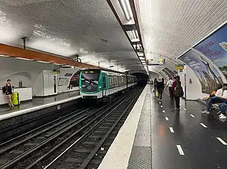Vue d'ensemble des quais de la ligne 2.