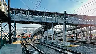 Passerelle de la gare provisoire (avril 2021).