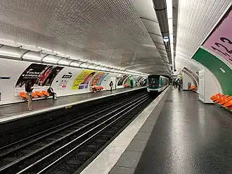 Vue d'ensemble des quais de la station.
