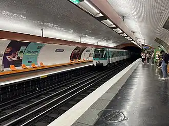 Les quais vus en direction de Pointe du Lac.