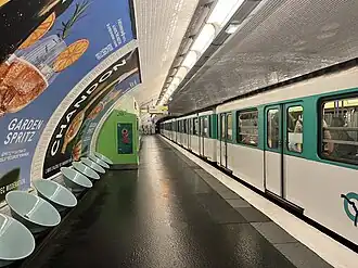 Rame MF 67 rénovée à quai en direction de Levallois.