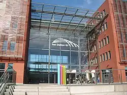 Entrée moderne de la gare, sur le versant opposé.