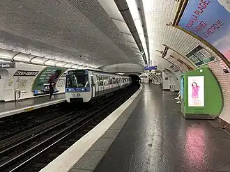 Vue des quais avec l'entrée d'une rame MF 77 en direction de Villejuif - Louis Aragon.