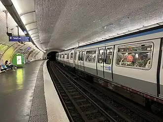 Arrêt d'une rame MF 77 pour Villejuif - Louis Aragon.