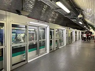 Départ d'une rame MP 89 CC vers Porte de Clignancourt.