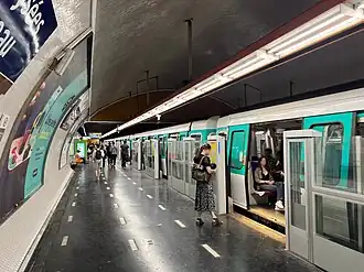 Arrêt d'une rame MF 77 rénovée en direction du nord de la ligne.