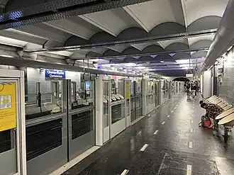 Vue du quai de la ligne 1 en direction de La Défense.