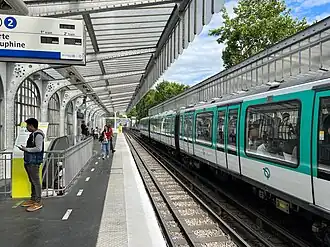 Arrêt d'une rame MF 01 en direction de Nation.