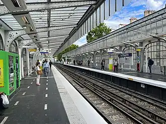 Les quais aériens vus en direction de Nation.