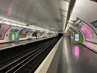 Les quais de la station, vus en direction de Pointe du Lac.