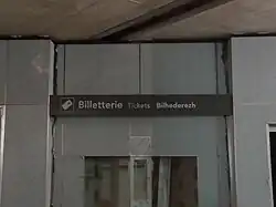 Signalétique trilingue français-anglais-breton.